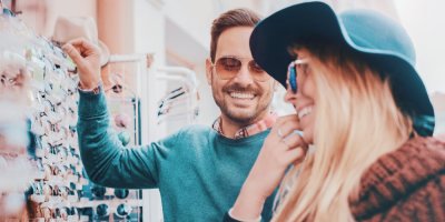 Žena s mužem si vybírají sluneční brýle