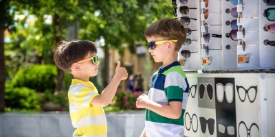 Dva kluci vybírají sluneční brýle
