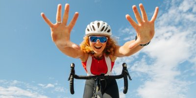 Žena zvedá ruce na kole