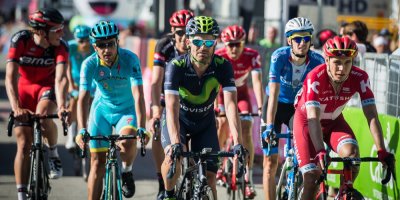 Cyklisté v dresech na závodech