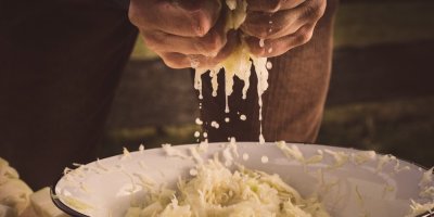 Mužské ruce vyrábí zelnou šťávu