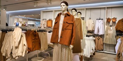 Oblečení, které leží na ulici na zemi.