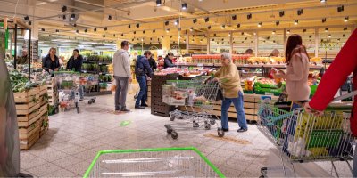 Lidé nakupují v supermarketu