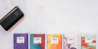 Zařízení a náplně s příchutí. 