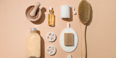 Kartáč, koupelová sůl, sérum a další kosmetické pomůcky