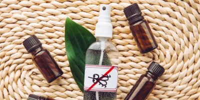 Domácí repelent, na kterém je přeškrtnutý obrázek komára, esenciální oleje.