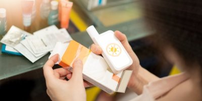 Žena hledá expirační dobu na krému