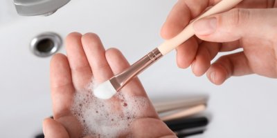 Ruce čistí kosmetické štětce