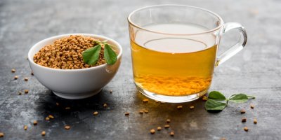 Odvar z pískavice v hrnku, semena v misce