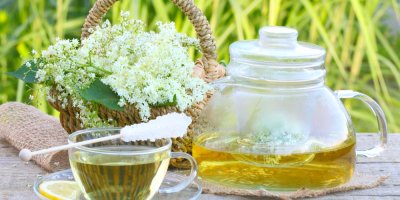 Bezový čaj v konvici a v hrnku