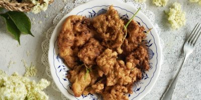 Smažené bezové květy na talíři