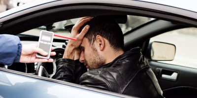 Zoufalý řidič po dechové zkoušce na alkohol