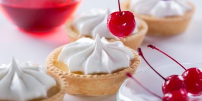 Člověk dává koktejlovou třešeň na dezert