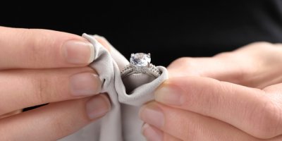 Člověk čistí prsten hadříkem