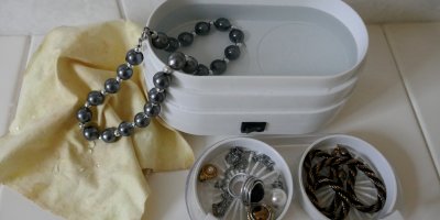 Ultrazvukový čistič, různé druhy šperků, hadřík