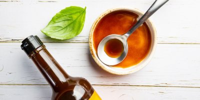 Worcestrová omáčka v lahvi a v misce