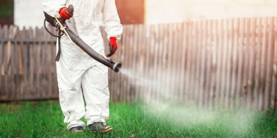 Muž v obleku chodí s postřikem