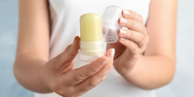 Žena drží otevřený krystalový deodorant