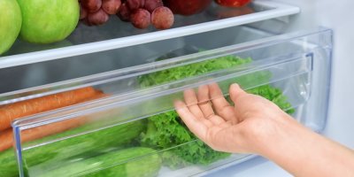 Cuketa, mrkev a salát v šuplíku v lednici