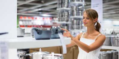 Žena nakupuje v obchodě IKEA