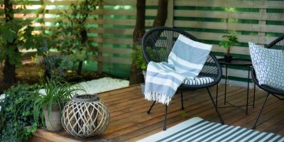 Moderní zahradní křeslo s pruhovaným přehozem