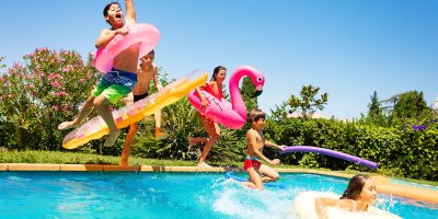 Děti skákající do bazénu