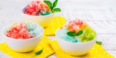 Tři misky s barevnou ledovou tříští