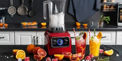 Mixér s ledovou tříští a kolem čerstvé ovoce