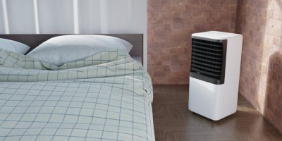 Mobilní klimatizace u manželské postele