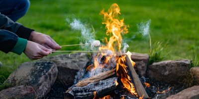 Záběr na opékání marshmallows