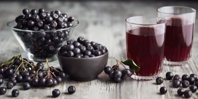 Plody aronie a šťáva z bobulí