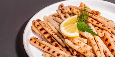 Oloupaný a ugrilovaný černý kořen