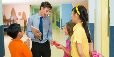 Studentka předává učitelce květiny