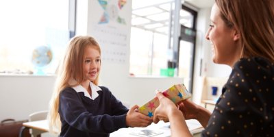 Děvče dává dárek paní učitelce