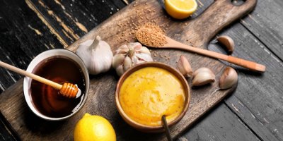 Dijonská hořčice, med, česnek a citrony