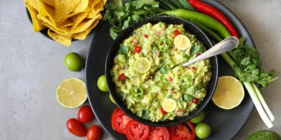 Avokádový dip v misce, nachos