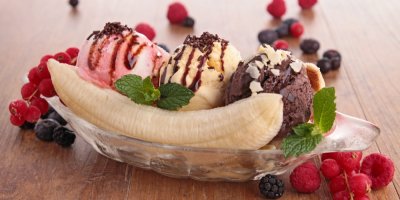 Banana split se třemi kopečky čokolády