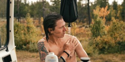 Muž se sprchuje z vaku