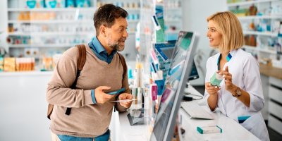 Muž si kupuje léky v lékárně