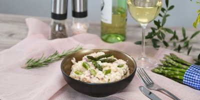 Chřestové rizoto v misce, chřest, sklenička bílého vína