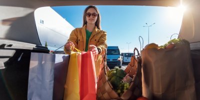 Žena nakládá nákup do auta