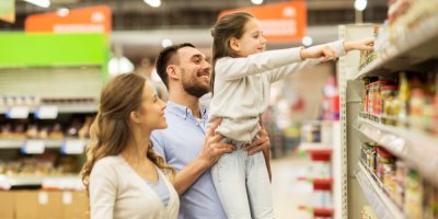 Otec, matka a dcera společně nakupují