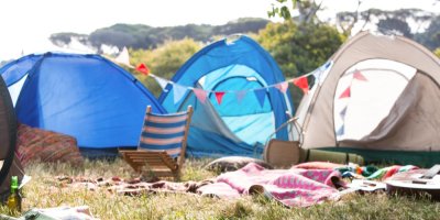 Prázdné stany, párty výzdoba, deky