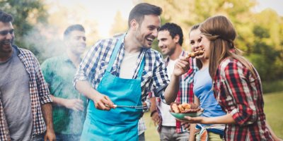 Skupina mladých lidí griluje