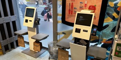 Dvě samoobslužné pokladny v prodejně dm