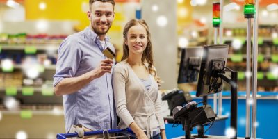 Muž a žena stojí u samoobslužné pokladny