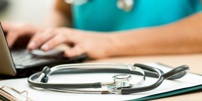 Lékařka pracuje na notebooku