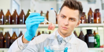 Vědec si prohlíží kultivované maso