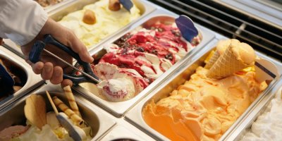 Prodejce nabírá kopečkovou zmrzlinu