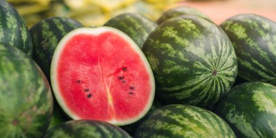 Vyskládané melouny v celku, jeden rozříznutý